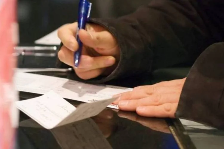 Utilizar cheques costuma sair mais caro do que optar pelos serviços bancários eletrônicos (CarbonNYC/Creative Commons)