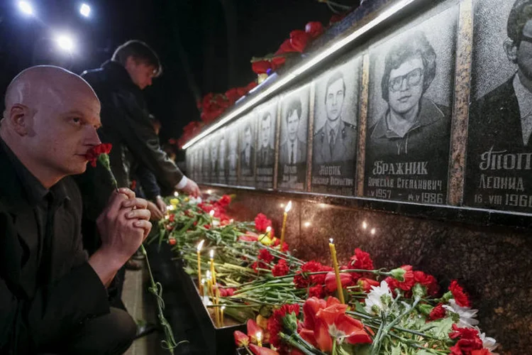
	Chernobyl: duas cerim&ocirc;nias come&ccedil;aram em uma igreja de Kiev e em outra na cidade de Slavutish em lembran&ccedil;a da cat&aacute;strofe
 (Gleb Garanich / Reuters)