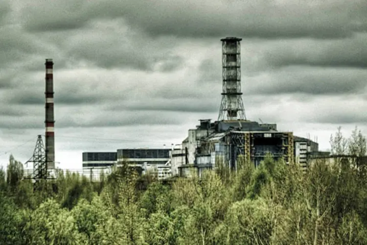 
	A usina nuclear de Chernobyl: apesar do acidente, a usina de Chernobyl continuou a operar e produzir eletricidade at&eacute; 2000
 (Ben Fairless / Wikimedia Commons)