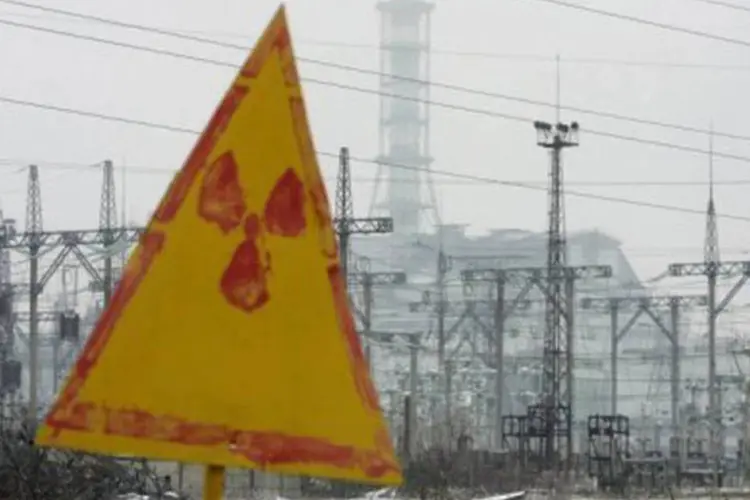 
	Central de Chernobyl:&nbsp;o desabamento, devido ao ac&uacute;mulo de neve no telhado, ocorreu a mais de 50 metros do sarc&oacute;fago que cobre o reator danificado em 1986.
 (Sergei Supinsky/AFP)