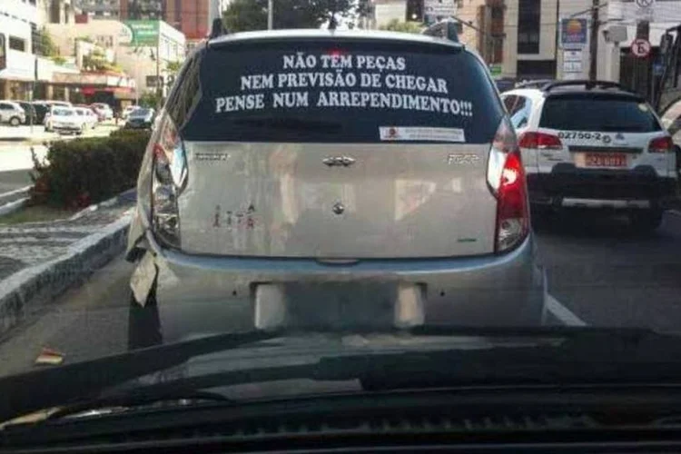 Carro da Chery trafegando em Fortaleza: motorista colou adesivo para expressar descontentamento com a falta de peças (Sabrina Andrade Rocha)