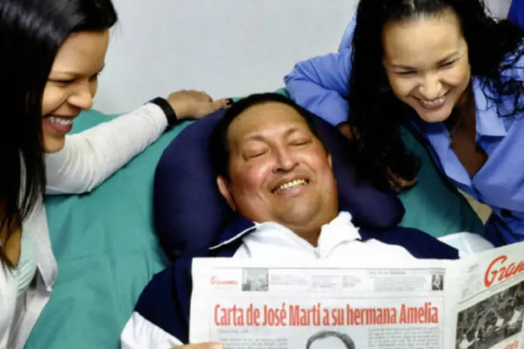 
	O presidente da Venezuela, Hugo Ch&aacute;vez, e suas duas filhas em hospital de Cuba: mensagem foi enviada nesta segunda-feira, 18
 (REUTERS/ Ministério da Informação)