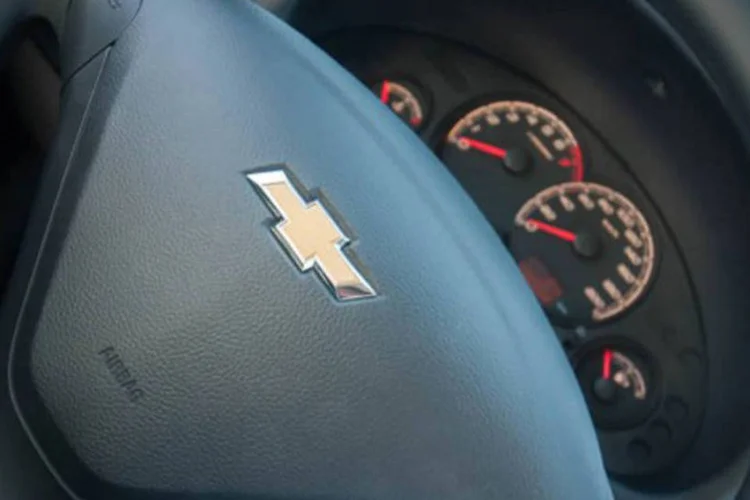 
	Volante do Chevrolet Classic: Mantega deixou claro que n&atilde;o h&aacute; nenhuma posi&ccedil;&atilde;o firmada em rela&ccedil;&atilde;o &agrave; prorroga&ccedil;&atilde;o do in&iacute;cio da vig&ecirc;ncia da obrigatoriedade
 (Divulgação)