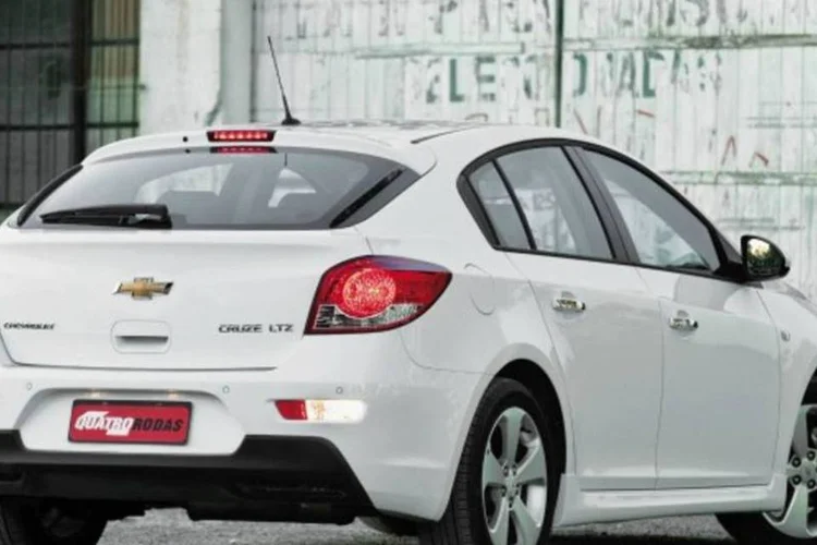 Modelo topo de linha tem partida do motor por botão, tela multimídia de sete polegadas no console central, teto solar elétrico e sensor de estacionamento traseiro (Marco de Bari/Quatro Rodas)