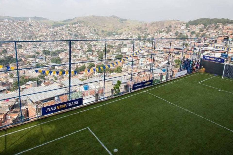 Chevrolet reforma campo de futebol em comunidade no Rio