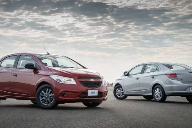Chevrolet Onix e Prisma Joy (Divulgação)