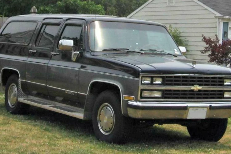 
	Gera&ccedil;&atilde;o antiga do Chevrolet Suburban: utilit&aacute;rio continua sendo trabalhador incans&aacute;vel
 (Wikimedia Commons/IFCAR)