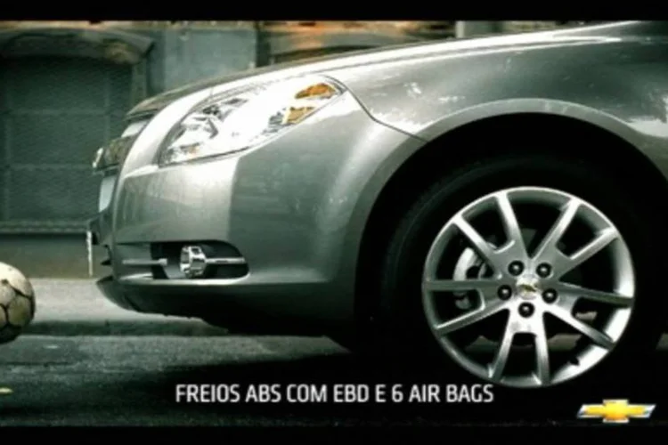 Comercial reforça os diferenciais do Malibu, apresentando seus itens de série e seu valo (.)