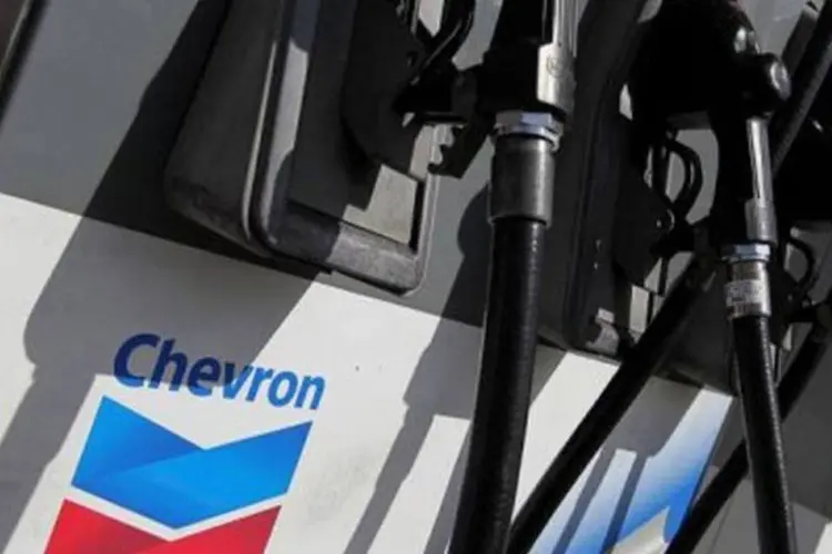 
	Posto da Chevron: companhia det&eacute;m 40 por cento de participa&ccedil;&atilde;o nos blocos com a estatal nigeriana NNPC detendo os outros 60 por cento
 (AFP/Getty Images/Arquivo/Justin Sullivan)