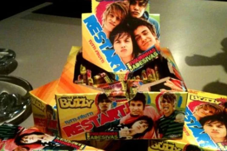 Com o sabor de tutti-frutti, chicletes trazem também figurinhas do grupo (.)