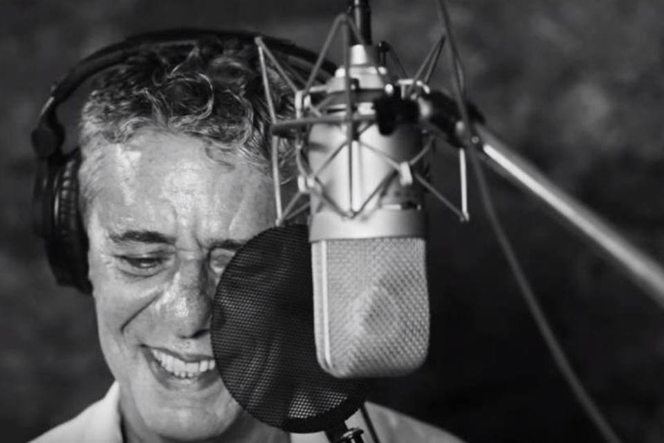 Chico e 17 artistas gravam música em apoio às escolas em SP