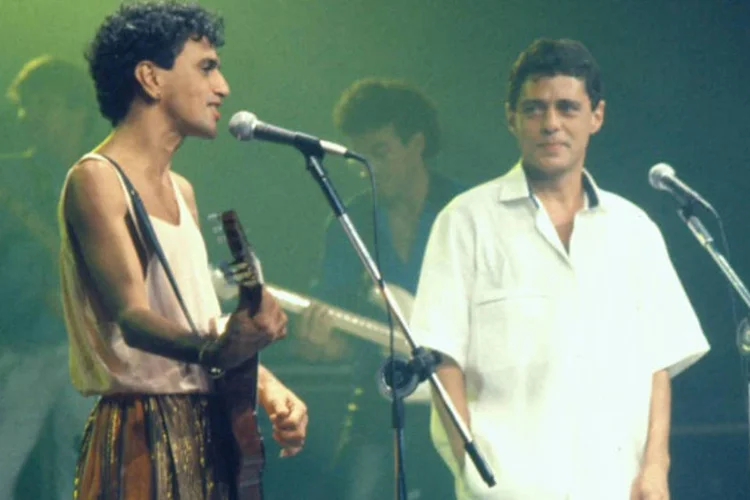 Chico é o preferido dos que prezam a coerência da forma; Caetano, dos que amam acima de tudo a criatividade sem limites, a escuta contínua do futuro (Viva)