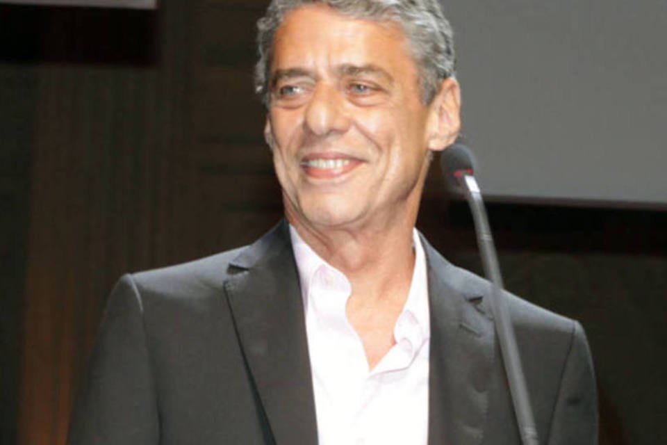 Chico Buarque aceita pedido de desculpas de Claudio Botelho