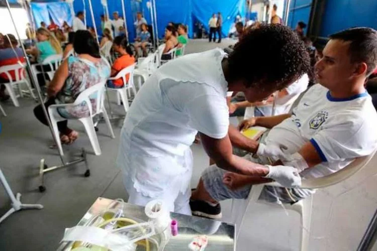 
	Enfermeira coletando sangue de paciente em Rio Claro: a lista de Estados atingidos cresceu de forma expressiva
 (REUTERS/Paulo Whitaker)