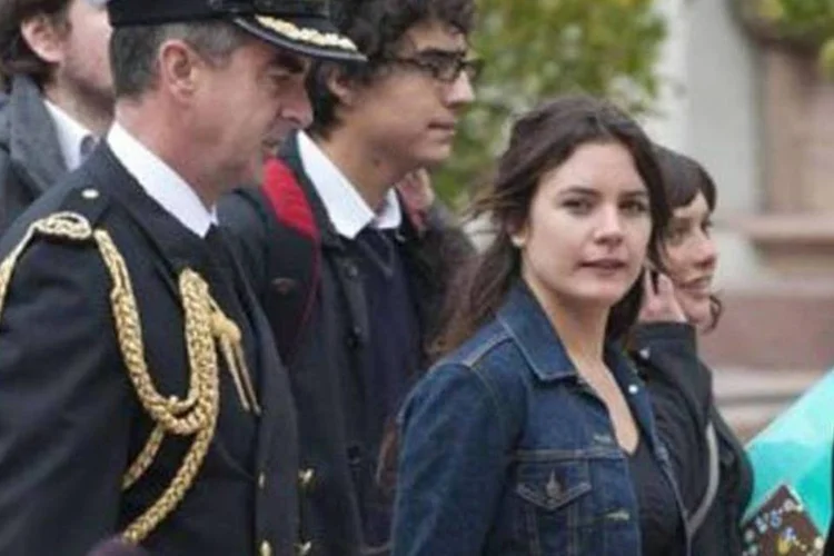 A líder estudantil Camila Vallejo (D) sai de reunião de estudantes com presidente Sebastián Piñera, no palácio La Moneda (©AFP / Claudio Santana)