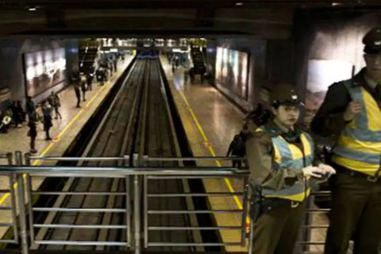 
	Policiais vigiam uma esta&ccedil;&atilde;o do metr&ocirc; de Santiago: o &uacute;ltimo ataque deixou 14 feridos
 (Martín Bernetti/AFP)
