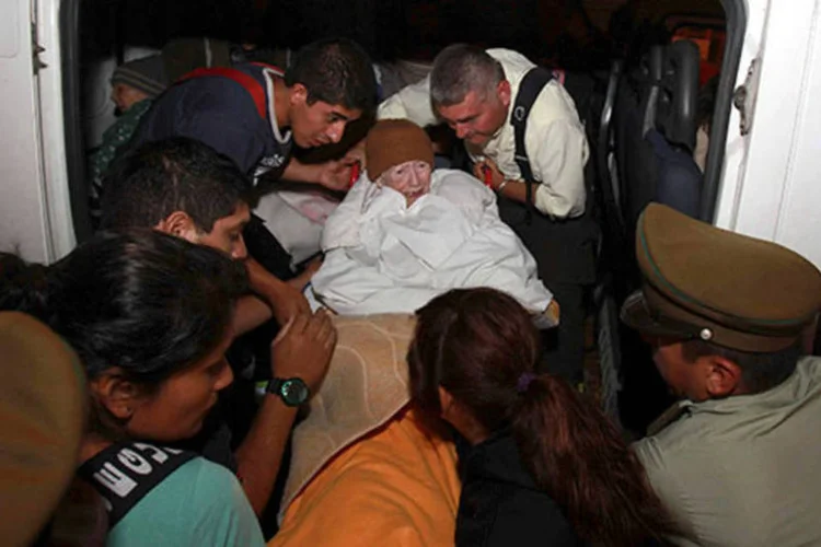 
	Idosa &eacute; evacuada de sua casa ap&oacute;s terremoto no Chile: um terremoto&nbsp;de magnitude 8,2 na escala Richter atingiu o norte do Chile na noite de ontem
 (REUTERS/Stringer)
