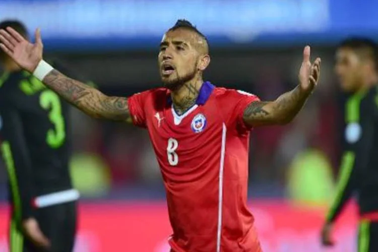 
	Copa Am&eacute;rica: professores e muitos alunos vestiam camisas da sele&ccedil;&atilde;o chilena, portavam bolas de futebol e exibiam bonecos e cartazes com fotos de jogadores da &quot;Roja&quot; apoiando a manifesta&ccedil;&atilde;o
 (AFP/ MARTIN BERNETTI/Getty Images)