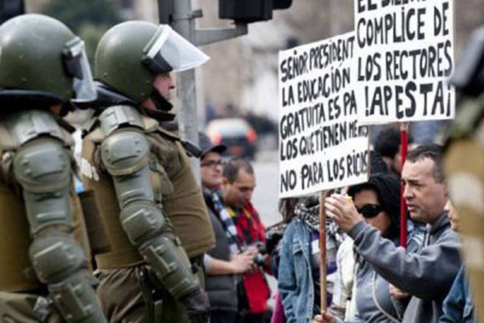 Chile tem noite violenta e entra no segundo dia de paralisação