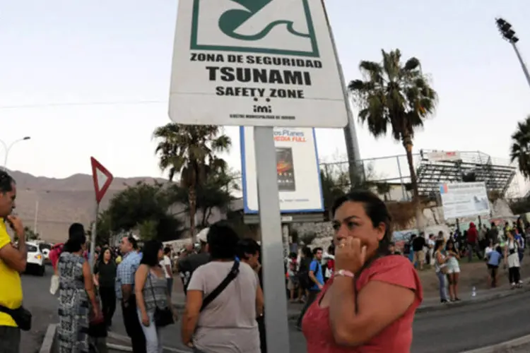 Pessoas em zona de segurança no Chile após terremoto: depois do primeiro terremoto, as enormes minas de cobre chilenas localizadas no norte aparentemente ficaram bem (Cristian Vivero /Reuters)