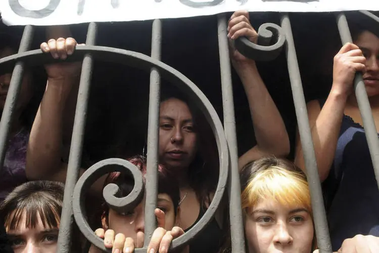 
	Estudantes protestam na sede central da campanha de Michelle Bachelet, em Santiago, no Chile
 (REUTERS/Maglio Perez)