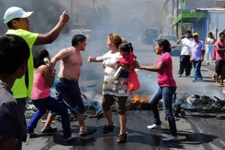
	Protestos no Chile: pelo menos seis locais comerciais foram saqueados ou sofreram tentativas de saque
 (Reuters)