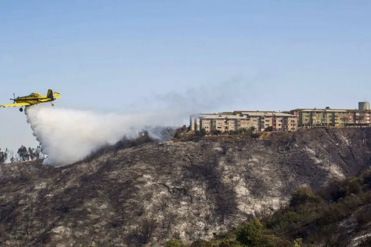 Incêndio florestal em Valparaíso, Chile: cidade foi declarada em estado de emergência e com condições atmosféricas consideradas desfavoráveis para os trabalhos de extinção (Reuters)