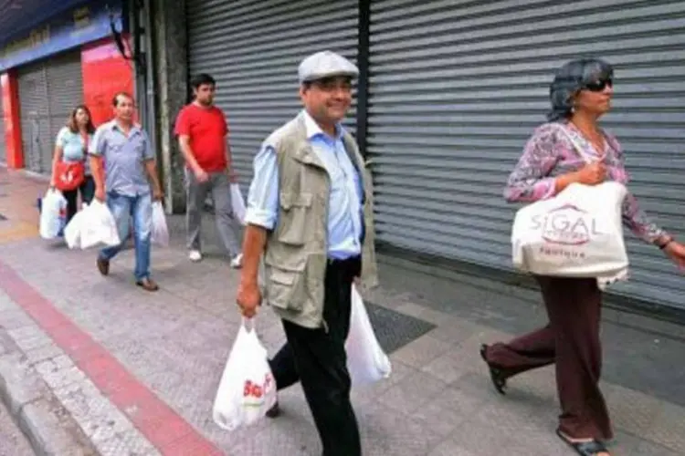 As medições derivadas do censo e utilizadas na elaboração de políticas públicas estariam alteradas (Pessoas caminham pelas ruas de Santiago, no Chile)