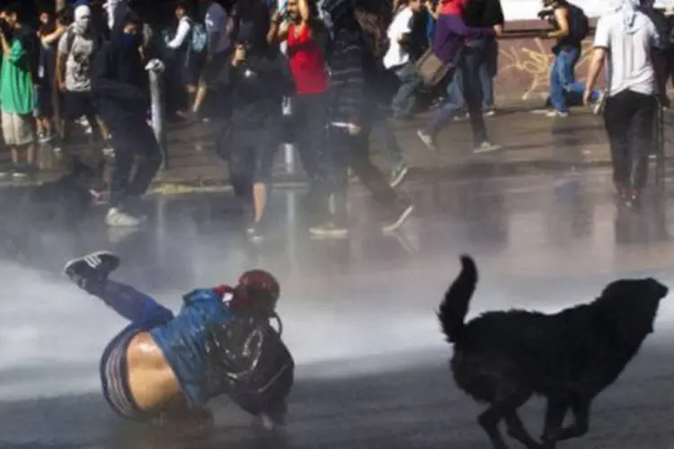 Estudantes durante protesto no Chile: a polícia não forneceu um número oficial de manifestantes, mas as organizações estudantis estimaram que 20.000 estiveram presentes. (©afp.com / Martin Bernetti)