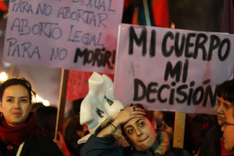 
	Ativistas protestam a favor do aborto livre e gratuito, em Santiago, no Chile
 (REUTERS/Ivan Alvarado/Reuters)