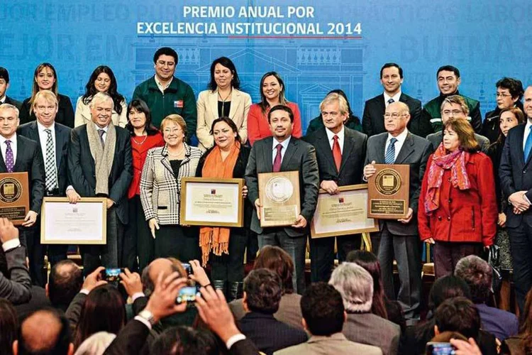 Uma tradição de reconhecimento: a presidente Michelle Bachelet premia gestores públicos que se destacam (Divulgação)