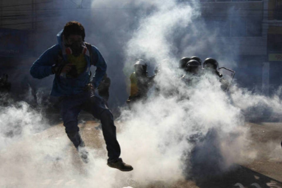 Jovens entram em confronto com a polícia no Chile