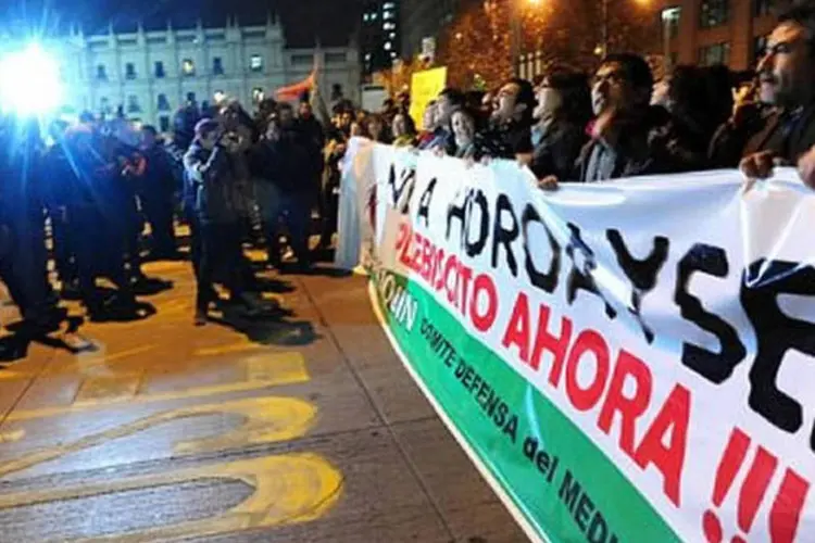 Protesto no Chile contra construção de represas na Patagônia (Claudio Santana/AFP)