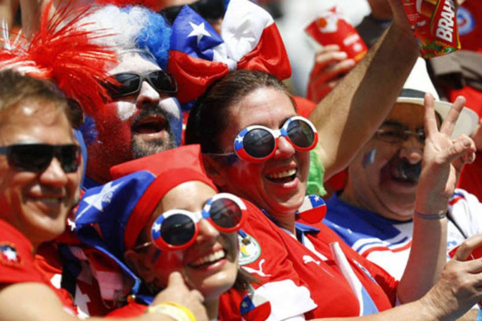 Chilenos festejam antes da partida contra Holanda