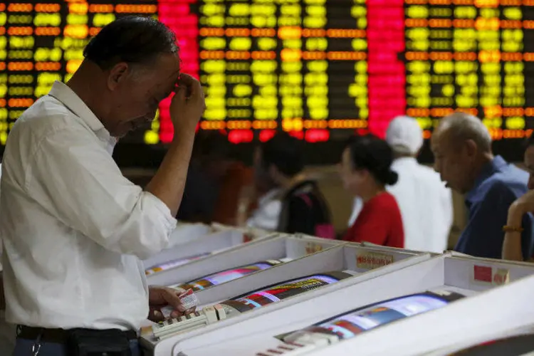 
	China: o Xangai Composto sofreu um tombo de 5,5%, na maior perda porcentual desde 18 de agosto, encerrando a sess&atilde;o a 3.436,30 pontos
 (Reuters/Aly Song)