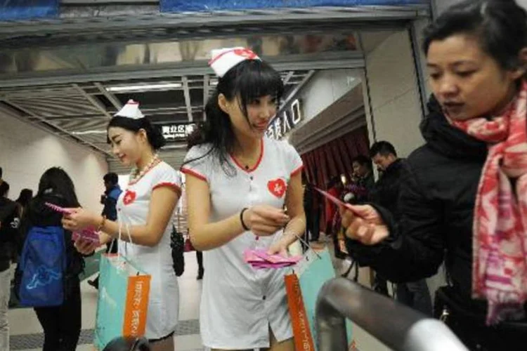 
	Ativistas chineses fazem campanha de conscientiza&ccedil;&atilde;o da Aids: desde sua apari&ccedil;&atilde;o na China, em 1985, a Aids matou 154.000 pessoas no pa&iacute;s
 (STR/AFP)