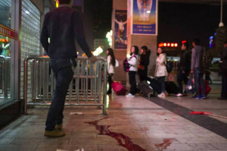 
	Sangue fica no ch&atilde;o ap&oacute;s ataque na esta&ccedil;&atilde;o de trem da prov&iacute;ncia de Yunnan, na China: esse&nbsp;ataque acontece 2 semanas ap&oacute;s massacre em Kunming
 (REUTERS/Stringer)
