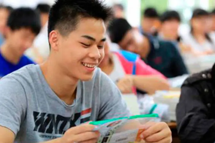 Estudantes chineses durante o vestibular em Rongan, na província de Guangxi, em 7 de junho (AFP)