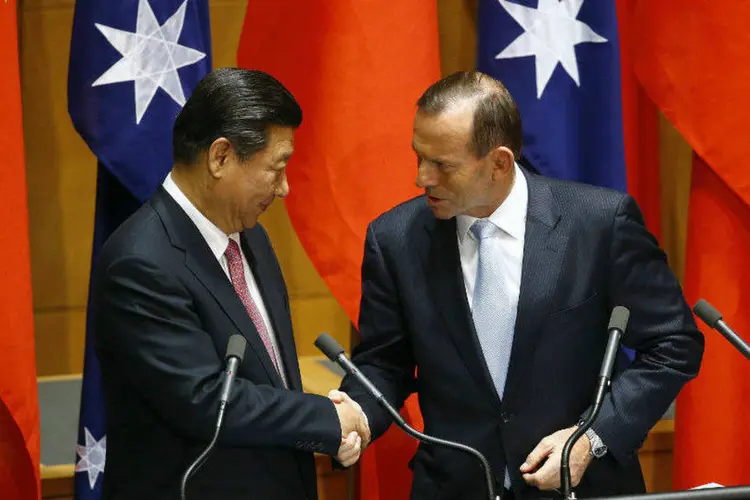 O presidente da China, Xi Jinping (e), cumprimenta o presidente australiano Tony Abbott (David Gray/Reuters)