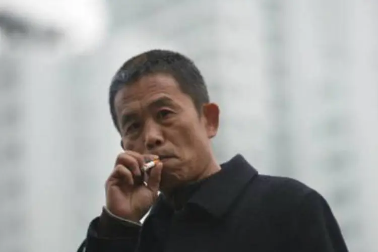 
	Chin&ecirc;s fuma cigarro: segundo os n&uacute;meros da OMS, a China tem mais de 300 milh&otilde;es de fumantes
 (Peter Parks/AFP)