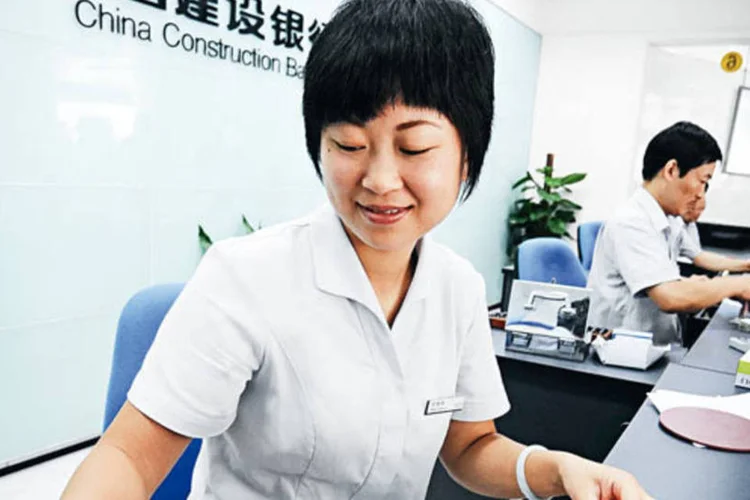 Funcionária do China Construction Bank: do renminbi ao real (Xu Jingbai /Imagine China/AFP Photo)