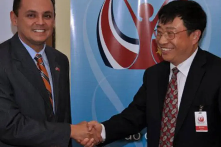 Fernando Ocampo, negociador da Costa Rica (esquerda) e Zhu Hong, diretor chinês, celebram acordo de livre comércio entre os países (.)