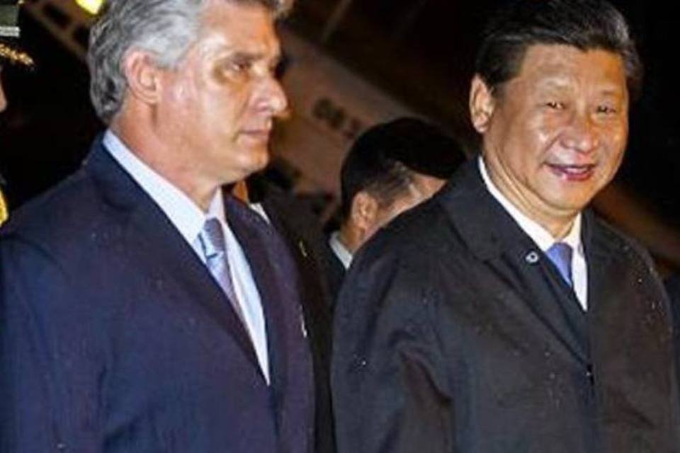 O presidente chinês, Xi Jinping, é recebido em Havana pelo vice-presidente cubano, Miguel Diaz Canel: países devem firmar acordos comerciais (Liu Bin/AFP)