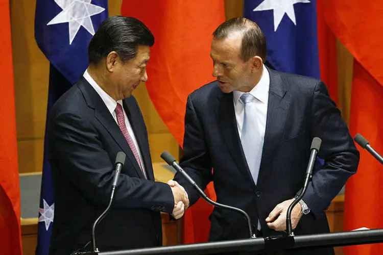 Xi Jinping cumprimenta Tony Abbott depois da assinatura do acordo comercial entre China e Austrália, em Camberra (David Gray/Reuters)