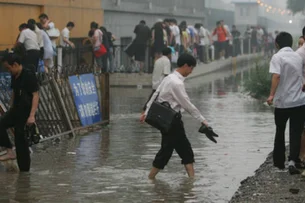 Mais de 240 mil pessoas são retiradas de casa no Leste da China devido às chuvas
