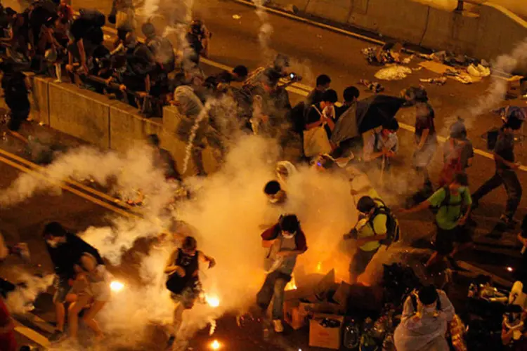 Polícia atira gás lacrimogêneo contra manifestantes que bloqueavam rua em Hong Kong ( REUTERS/Stringer)