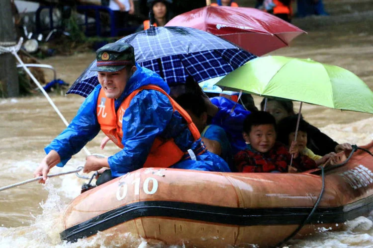 
	China: os temporais deixaram tamb&eacute;m 199 mil deslocados, assim como danos materiais no valor de 2,16 bilh&otilde;es de iuanes
 (Reuters)