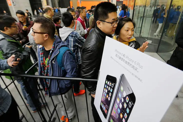 
	Fila para o novo iPhone: a Apple obteve bons resultados com vendas do aparelho no &uacute;ltimo trimestre
 (REUTERS/Jason Lee)