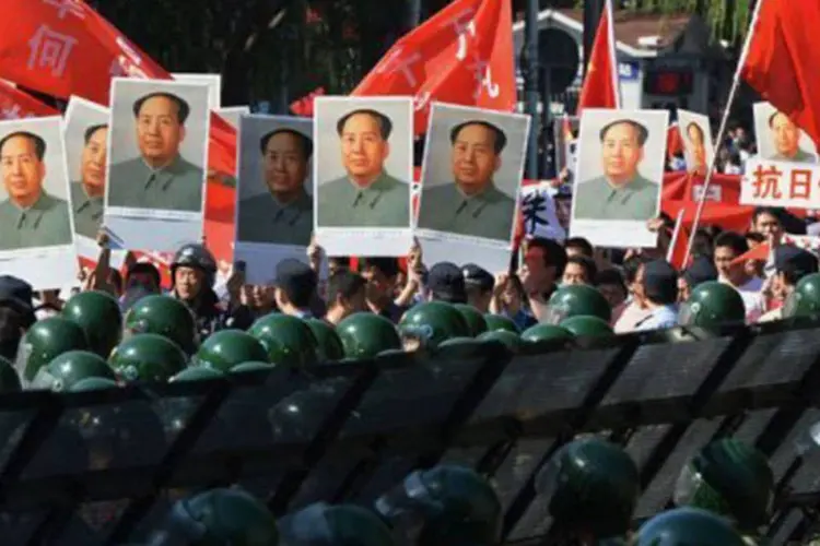 
	Manifestantes exibem fotos de Mao Tse-tung, fundador da Rep&uacute;blica Popular da China: o conflito sobre a soberania das ilhas provoca na China explos&otilde;es recorrentes de nacionalismo
 (Mark Ralston/AFP)