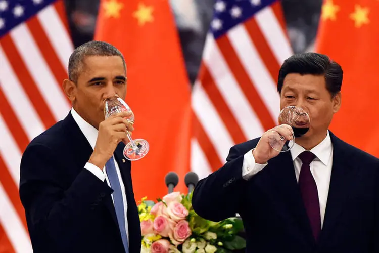 
	Obama e Xi Jinping bebem ap&oacute;s brinde durante uma entrevista coletiva no Grande Pal&aacute;cio do Povo de Pequim
 (REUTERS/Greg Baker/Pool)